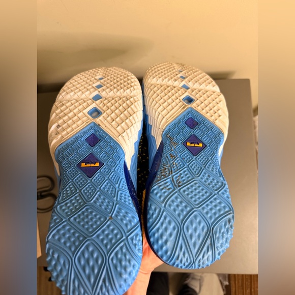 Youth Nike LeBron XVIII, Boy's Size 5 Black/ Gold/ Coast Concord, CW2760 006- - Picture 6 of 7